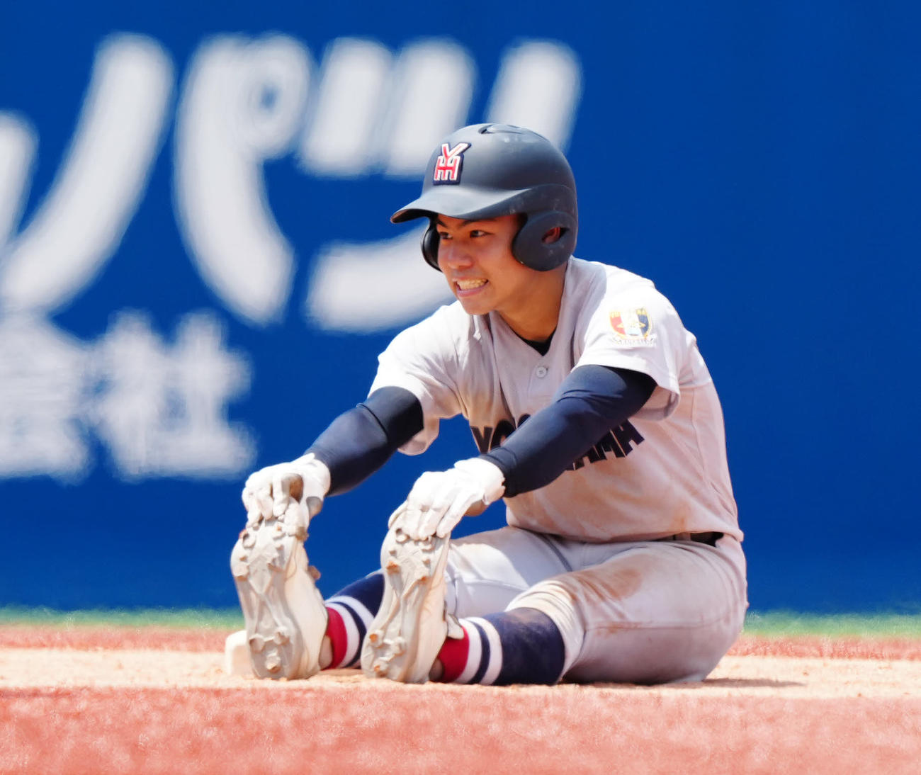 藤沢翔陵対横浜　7回裏横浜1死満塁、3点適時二塁打でコールド勝ちを決めた緒方は塁上で足を触る（撮影・江口和貴）