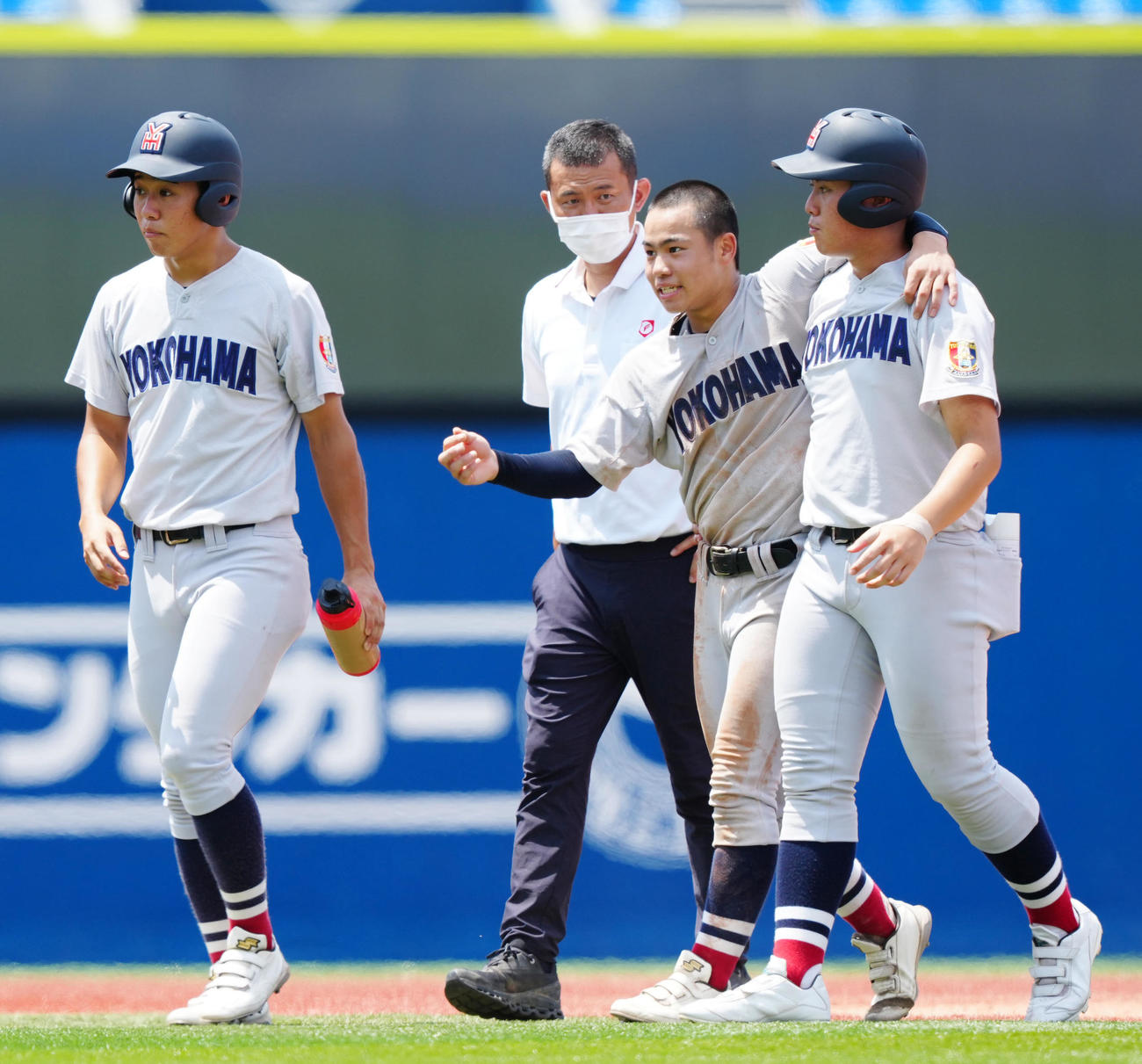 藤沢翔陵対横浜　7回裏横浜1死満塁、3点適時二塁打でコールド勝ちを決め、整列に向かう緒方漣（中央右）（撮影・江口和貴）