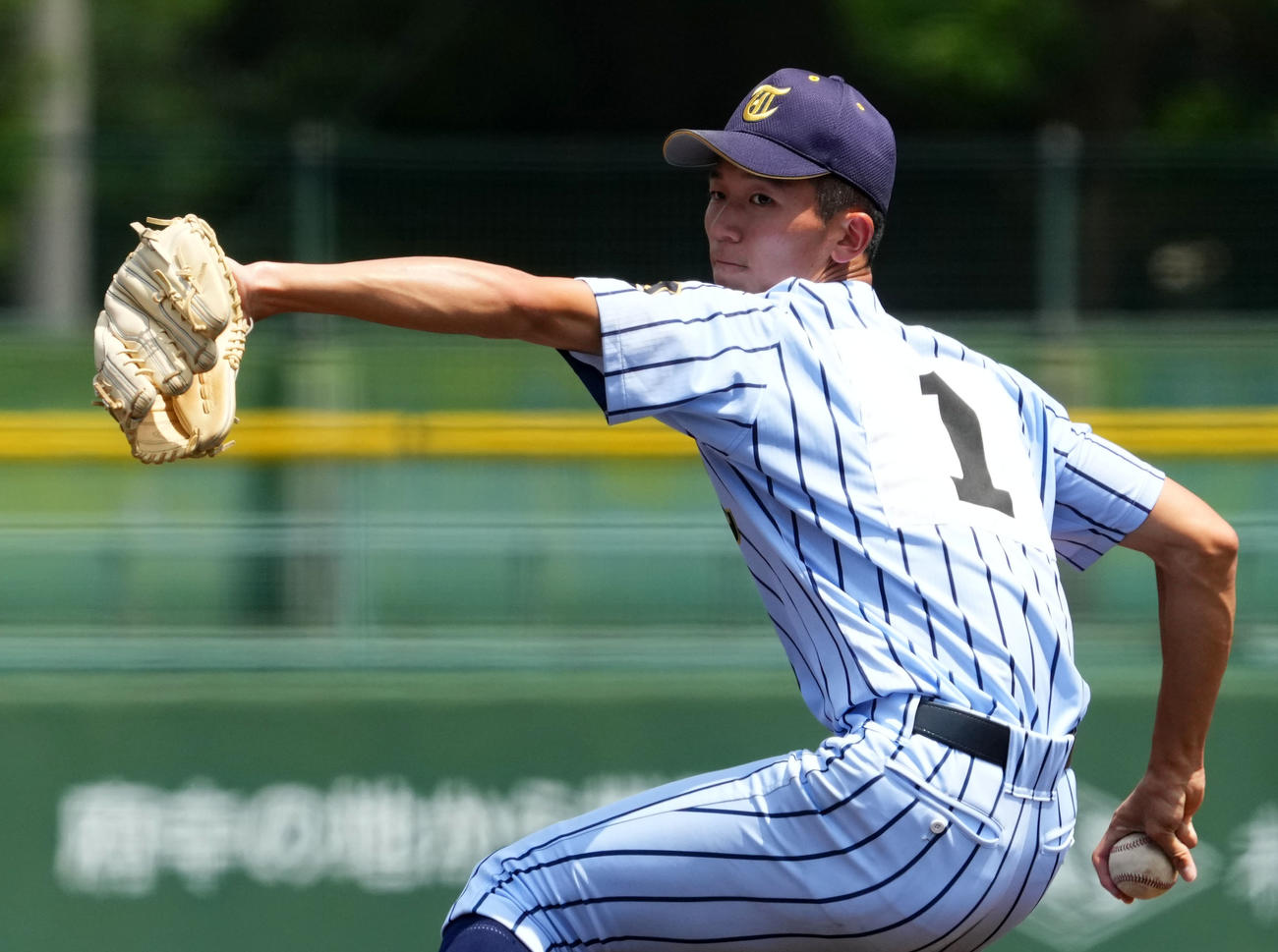 駒場学園対東海大菅生　6回表から登板した東海大菅生・鈴木泰（撮影・横山健太）