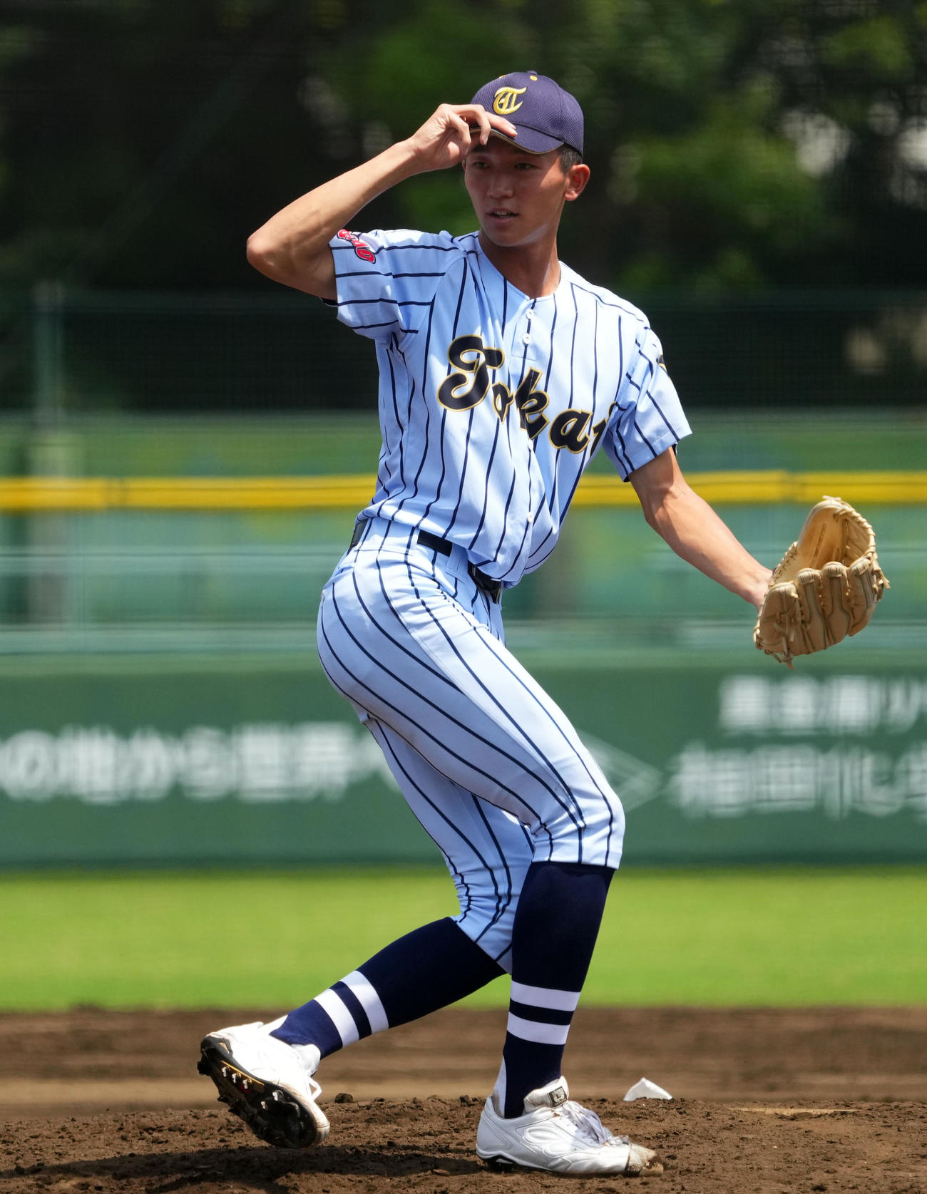 駒場学園対東海大菅生　6回表から登板した東海大菅生・鈴木泰（撮影・横山健太）