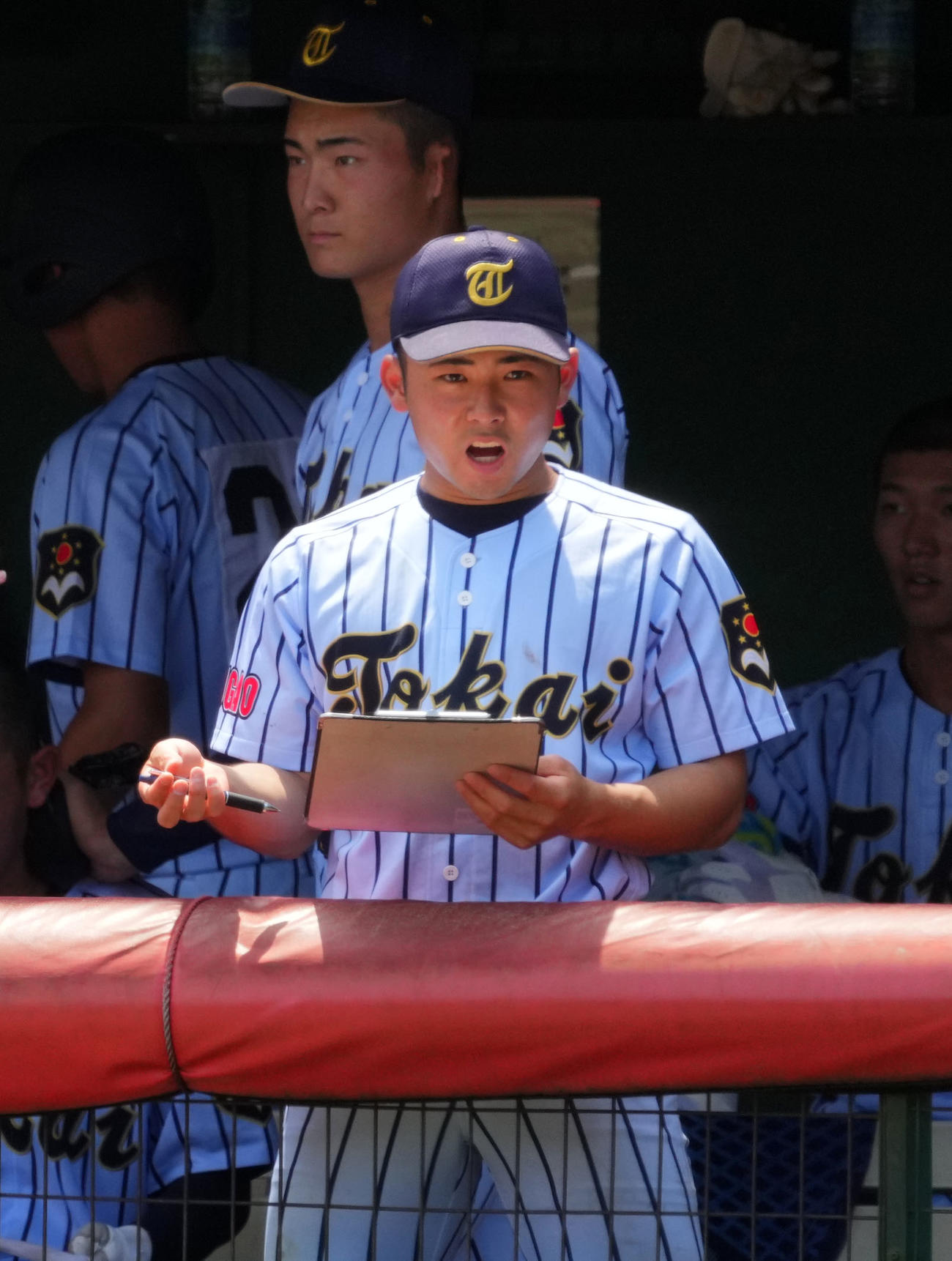 駒場学園対東海大菅生　ナインに声をかける東海大菅生・福原（撮影・横山健太）