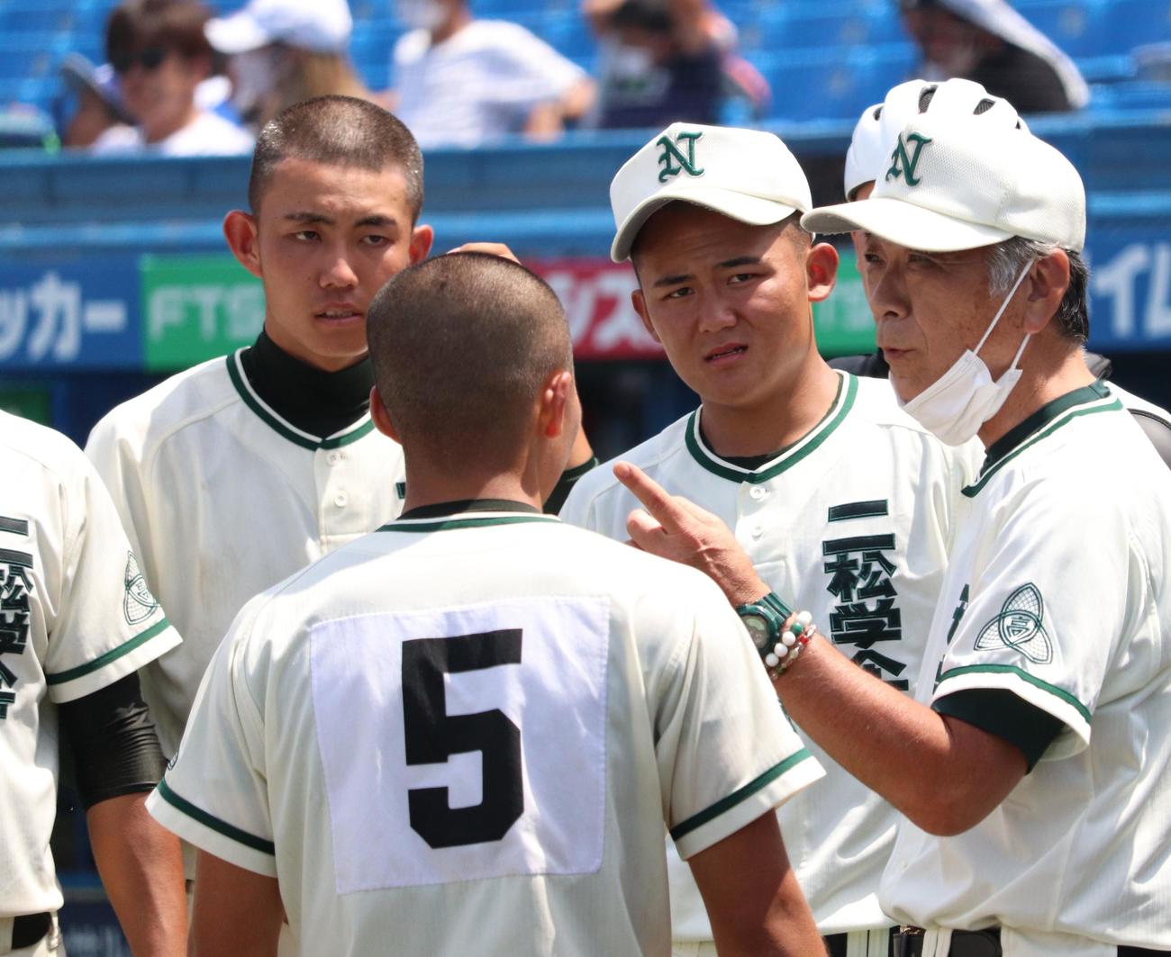 イニング間に選手へ指示を出す二松学舎大付・市原監督（撮影・保坂恭子）