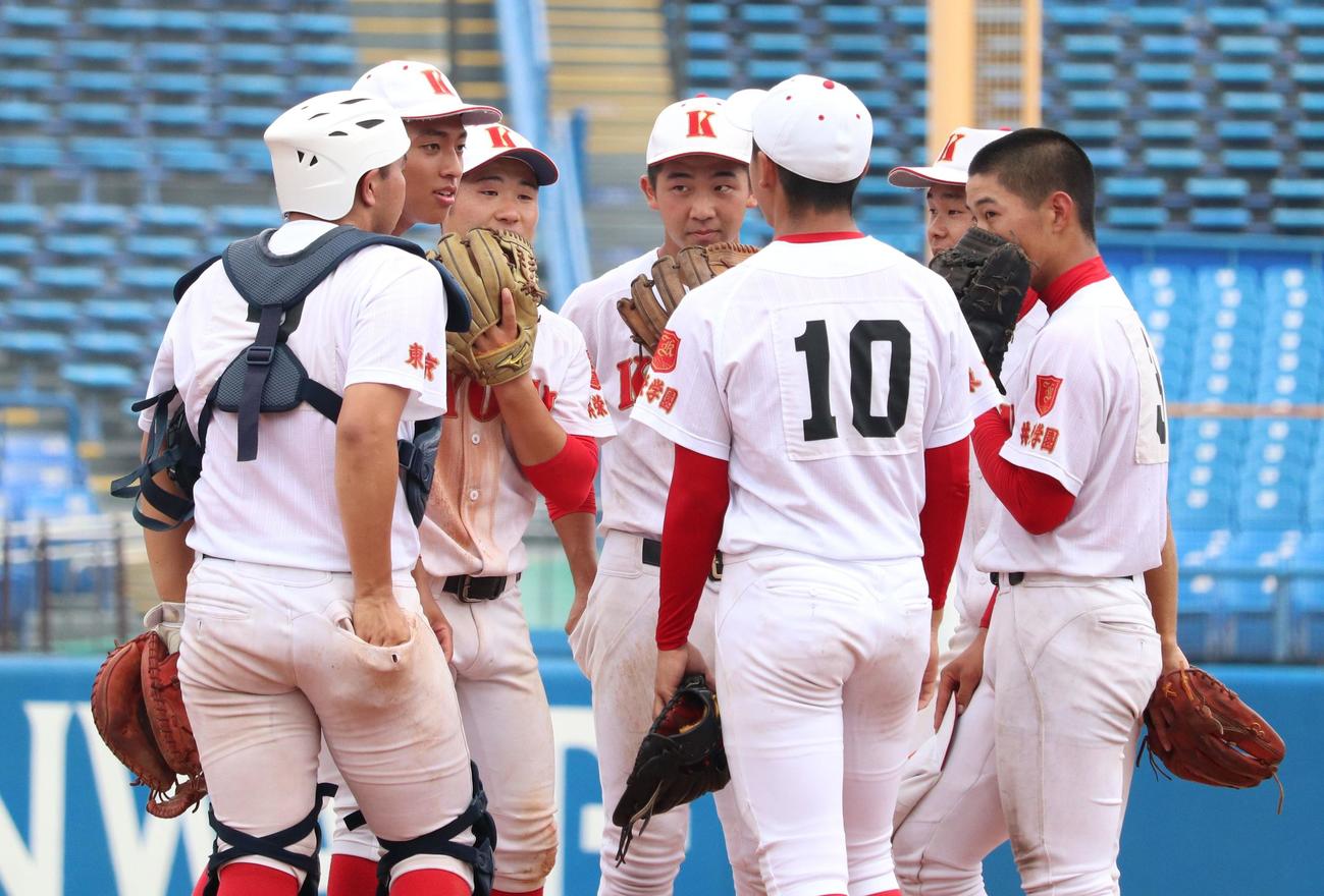 共栄学園対関東第一　6回裏のピンチでマウンドに集まる共栄学園の選手たち（撮影・保坂恭子）