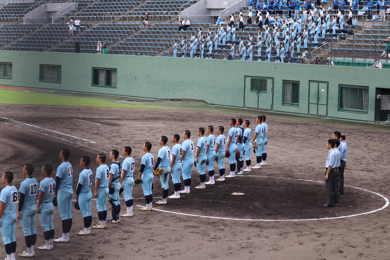 試合終了後、整列する近江高校の選手ら（撮影・竹本穂乃加）