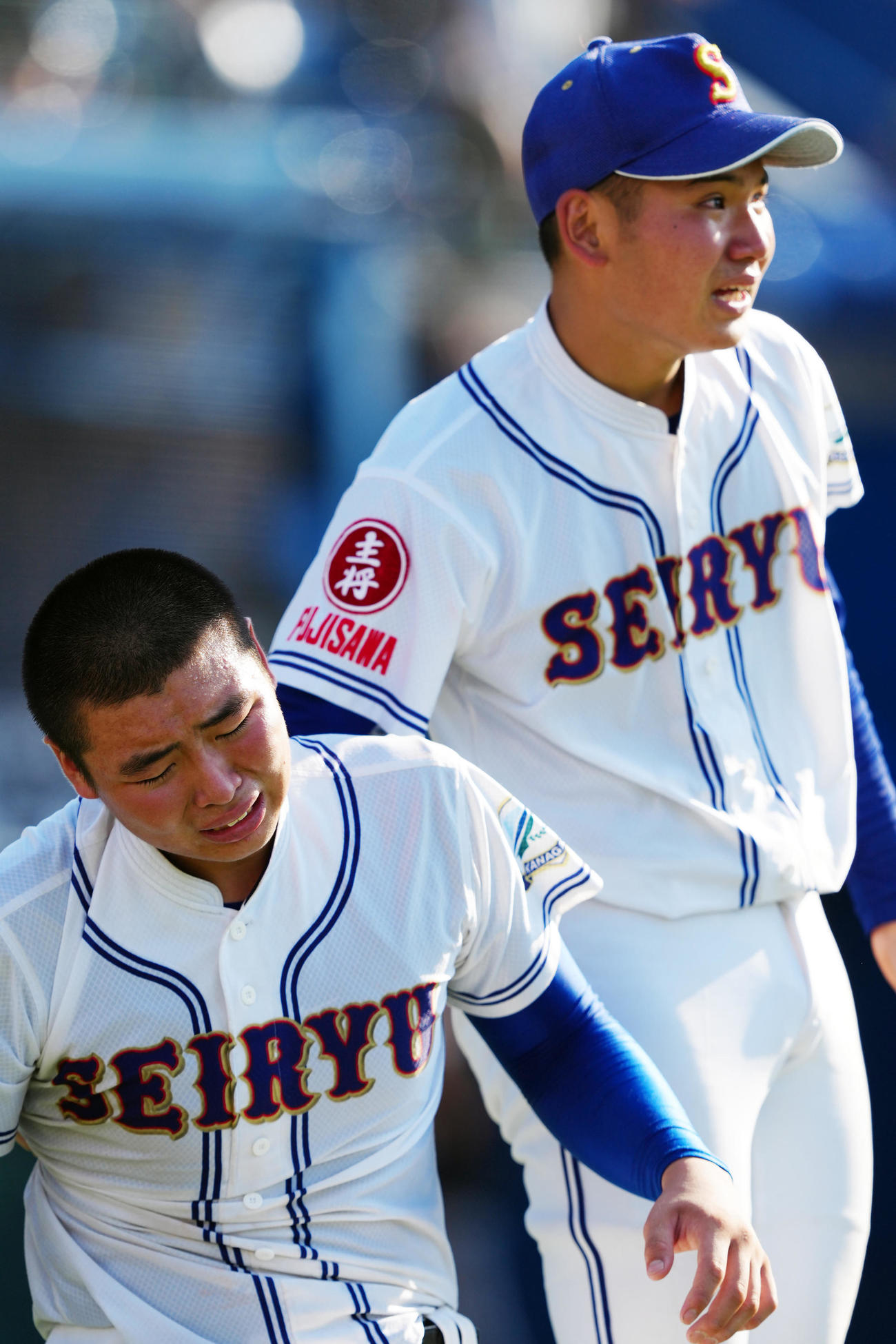 藤沢清流対立花学園　立花学園にサヨナラ負けを喫し、涙する藤沢清流の木島（左）と主将の田嶋（撮影・江口和貴）
