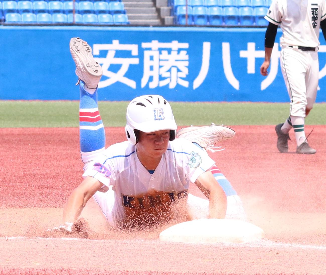 錦城学園対二松学舎大付　7回表錦城学園無死二塁、二塁走者の大場は暴投で三塁まで進みヘッドスライディング。両膝からは血がにじんだ（撮影・保坂恭子）