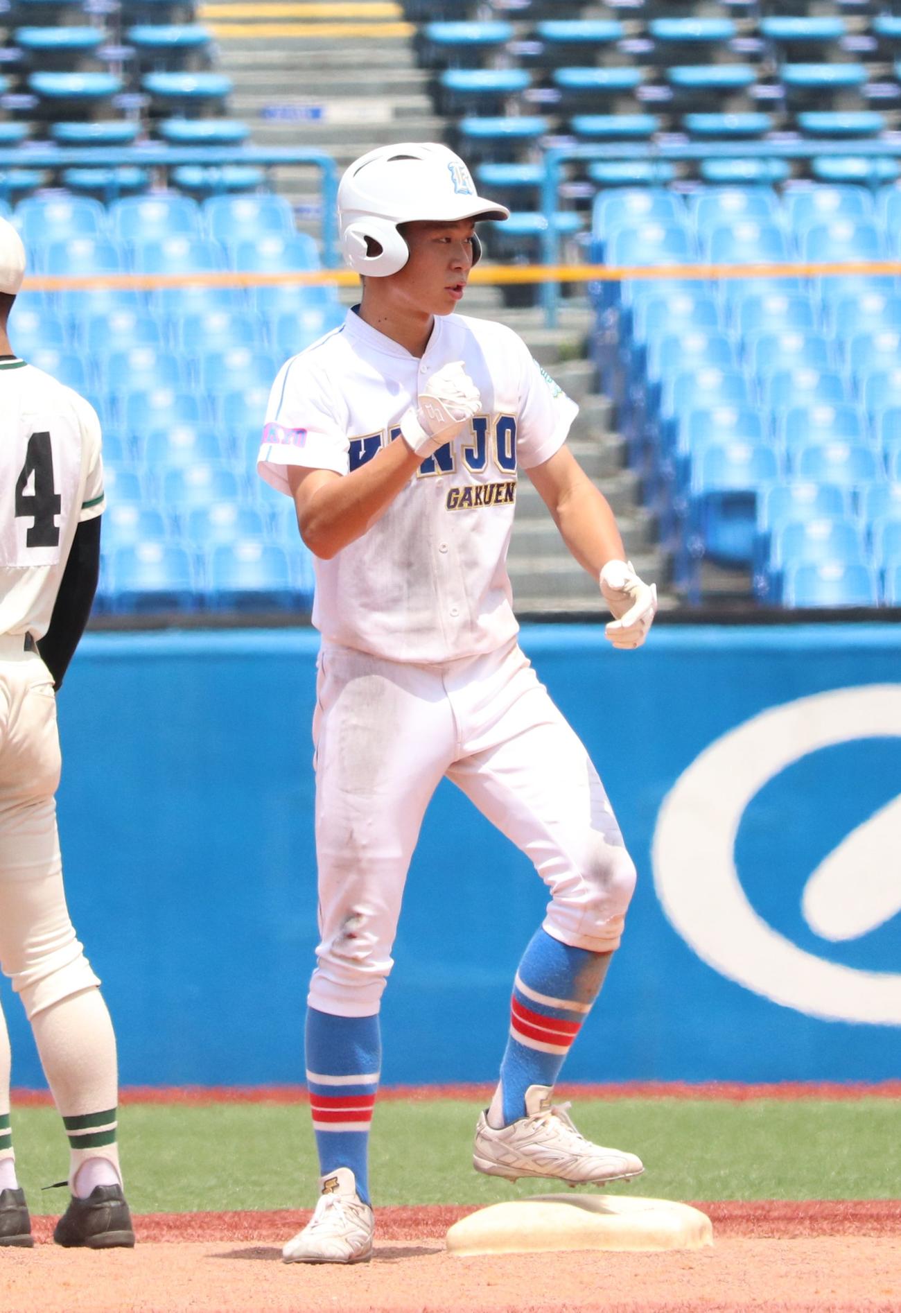 錦城学園対二松学舎大付　7回表錦城学園、先頭で二塁打を放ちガッツポーズの大場（撮影・保坂恭子）