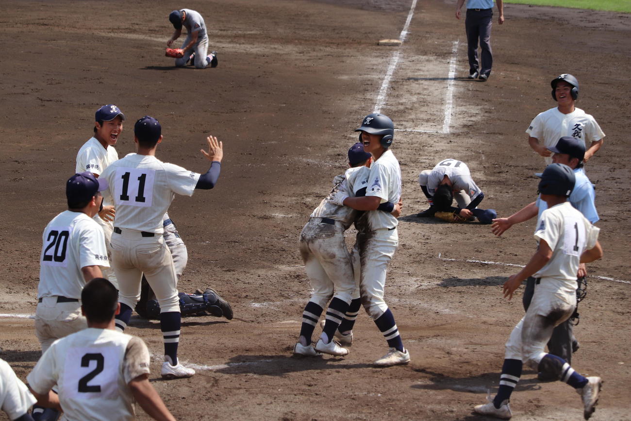 国学院久我山対八王子学園八王子　10回裏国学院久我山2死一塁、下川辺が左翼線へサヨナラ二塁打を放ち歓喜する国学院久我山ナイン。右奥の倒れ込む背番号12は打たれた八王子学園八王子・浅井（撮影・古川真弥）