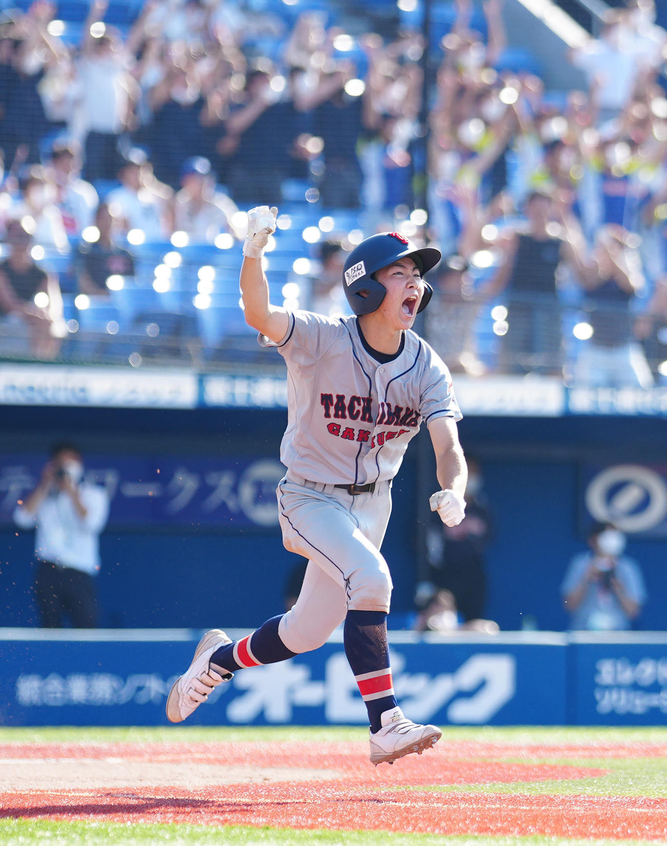 11回裏立花学園1死満塁、サヨナラ適時打を放ちガッツポーズを見せる高橋（撮影・江口和貴）