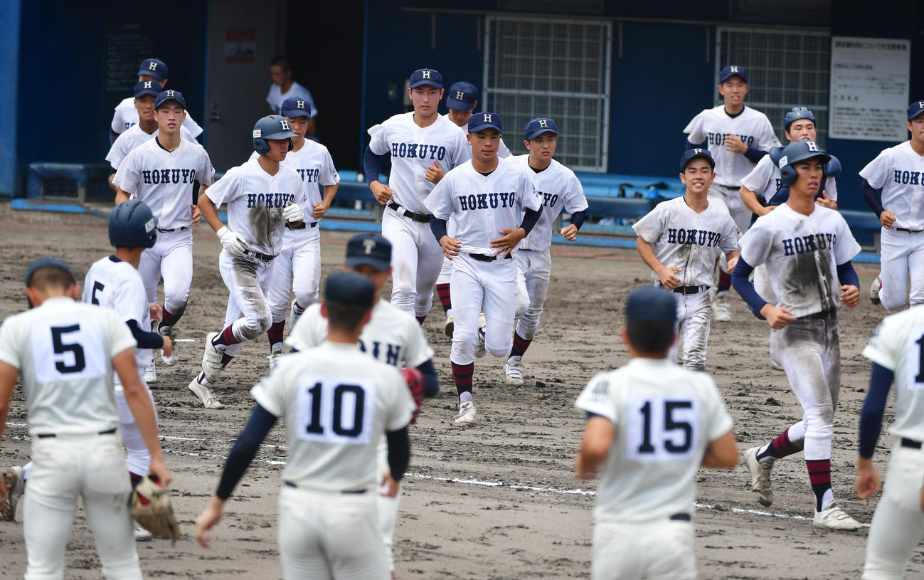 大阪桐蔭対関大北陽　大阪桐蔭の前に3回戦で敗退となりあいさつに向かう関大北陽ナイン（撮影・清水貴仁）