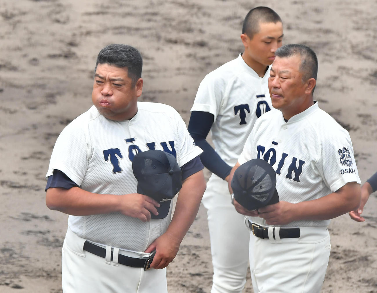 3回戦を突破しナインとともに整列する大阪桐蔭・西谷監督（左）（撮影・清水貴仁）