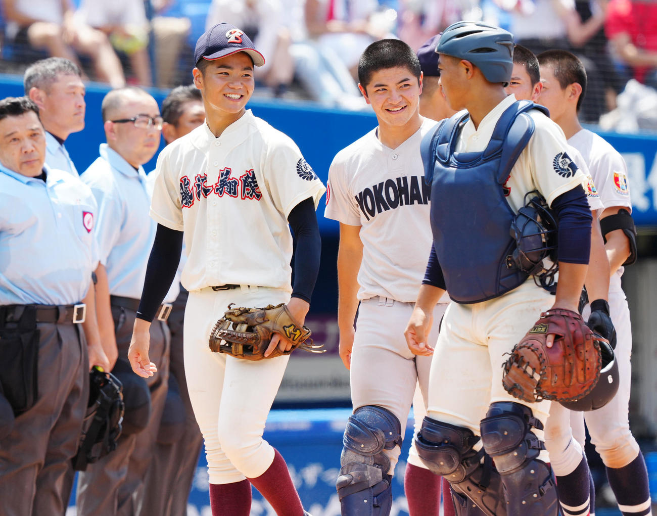7回コールド勝ちし、弟の藤沢翔陵・巧望（左）らに言葉をかける横浜・玉城（撮影・江口和貴）