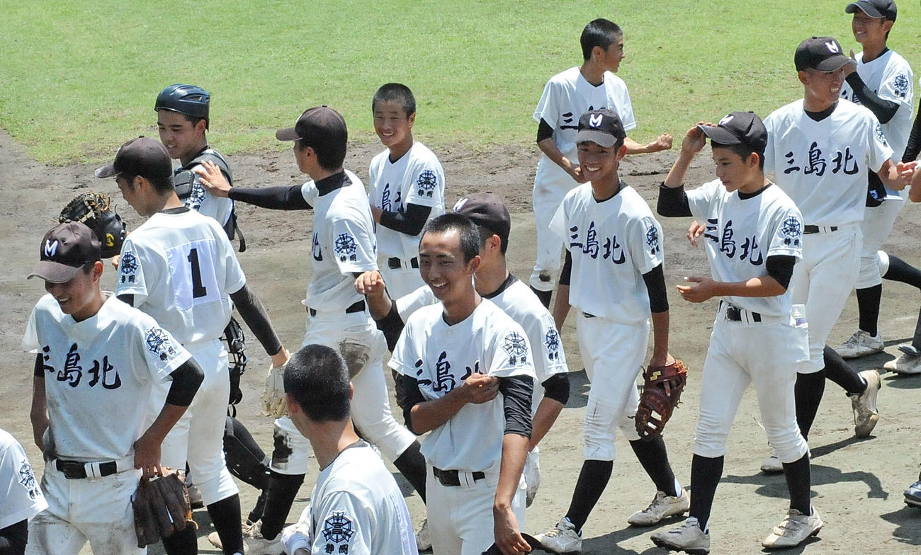 初のベスト8を決め、笑顔で引き揚げる三島北の選手ら