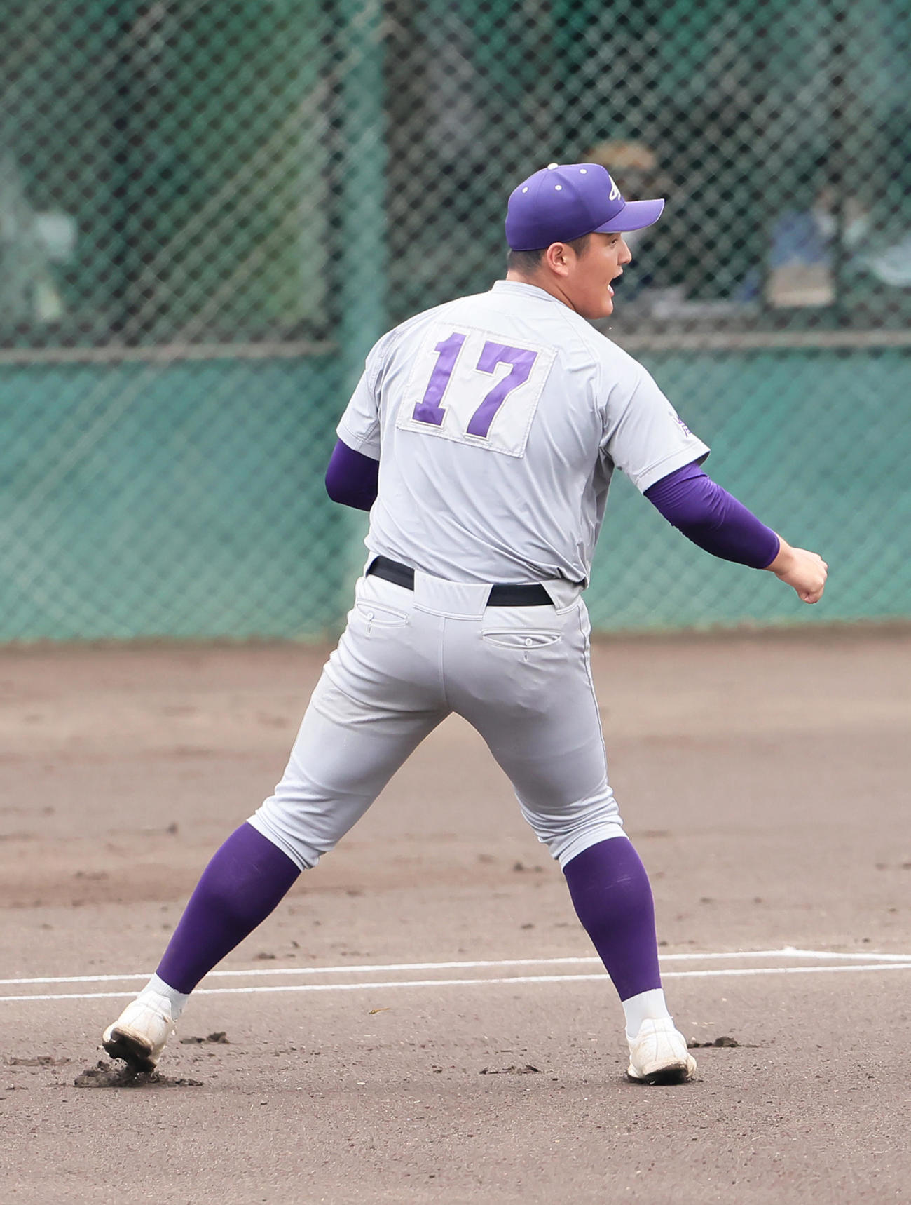 試合前のノックを受ける花巻東・佐々木麟（撮影・足立雅史）
