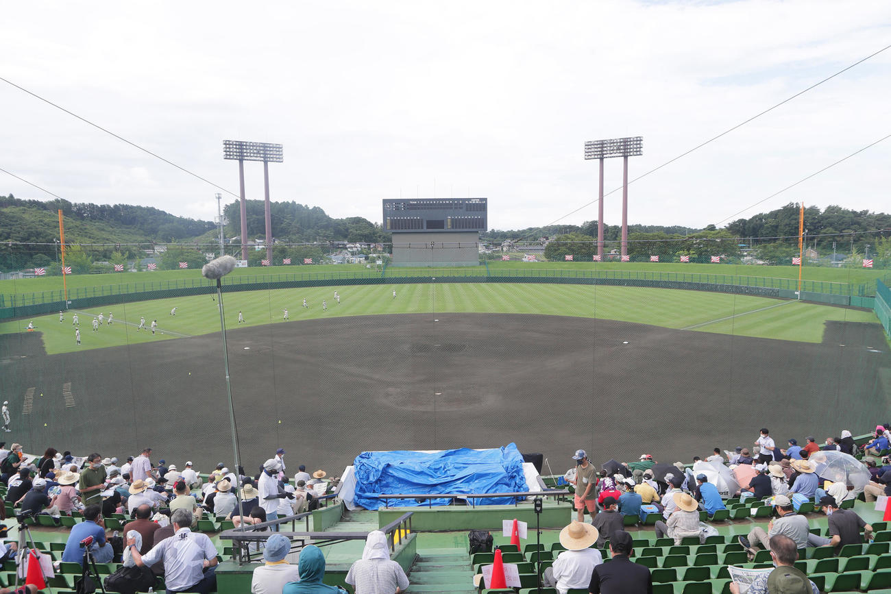 試合の行われる岩手県営野球場（撮影・足立雅史）