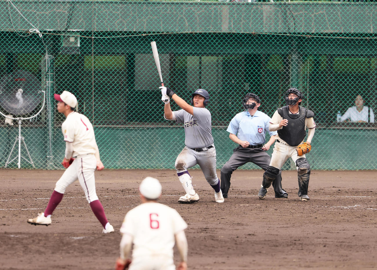 盛岡中央対花巻東　5回裏花巻東2死一塁、佐々木麟は右前打を放つ。投手斎藤（撮影・足立雅史）