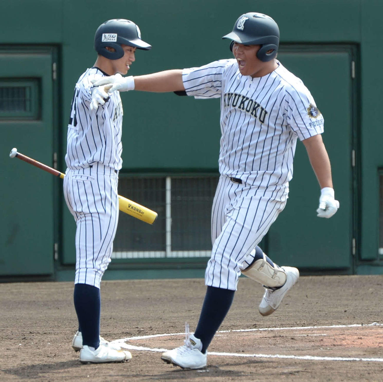 九州国際大付対東筑　1回に右翼越え3点本塁打を放った九州国際大付・佐倉は、笑顔でハイタッチを交わす（撮影・只松憲）