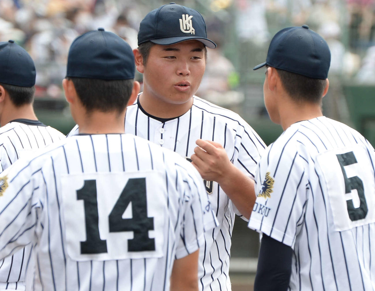 九州国際大付対東筑　試合前にリラックスした表情でチームメートと話す九州国際大付・佐倉（撮影・只松憲）