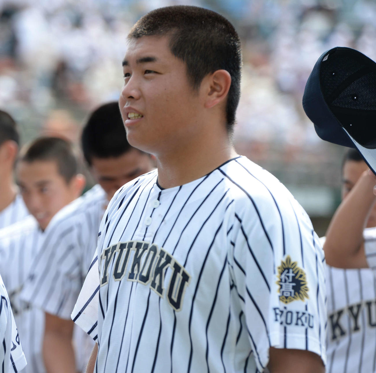 九州国際大付対東筑　試合前にスタンドの応援席を見つめる九州国際大付・佐倉（撮影・只松憲）