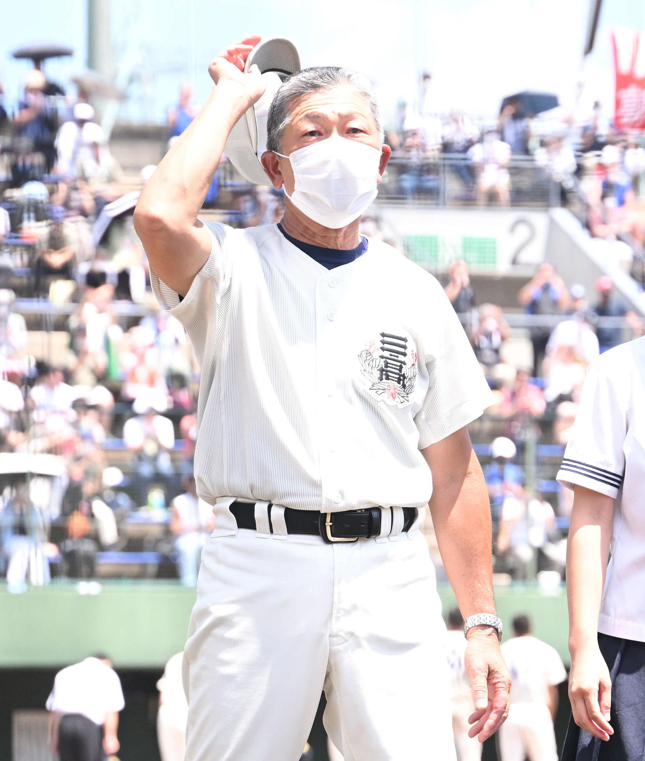 日大三対創価　試合に勝利し応援団にあいさつする日大三・小倉監督（撮影・滝沢徹郎）
