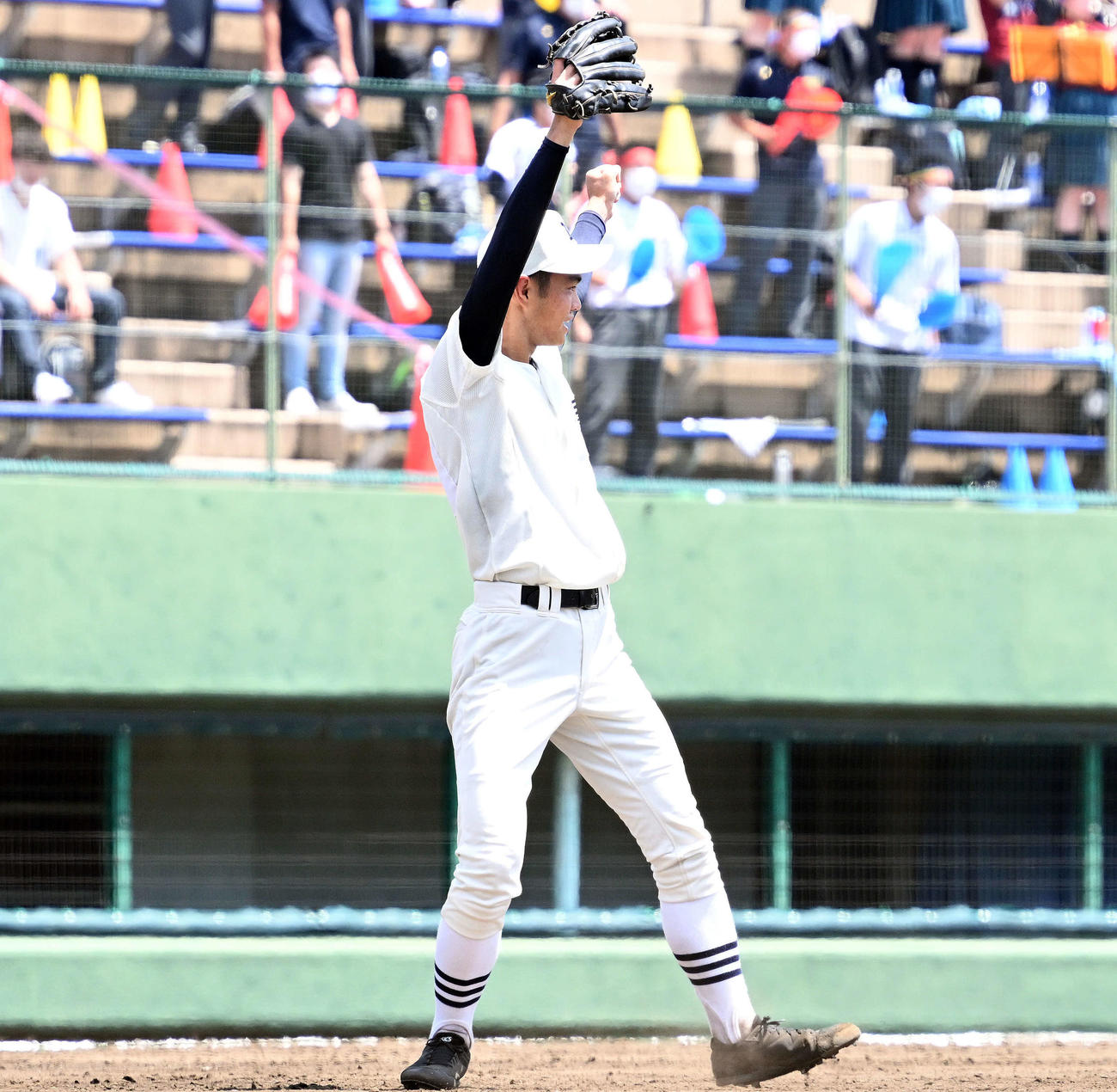 日大三対創価　完投勝利しガッツポーズする日大三・松藤（撮影・滝沢徹郎）