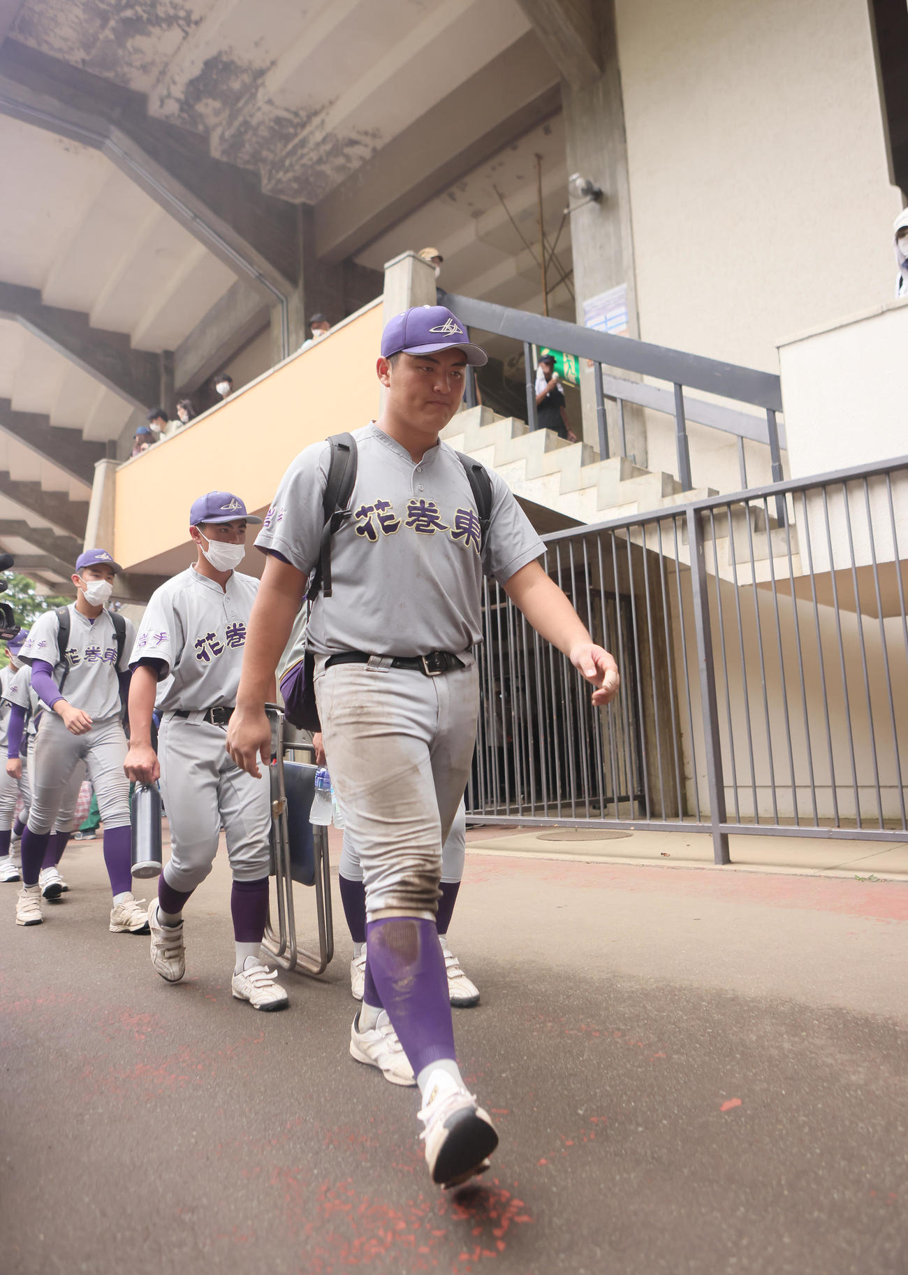 盛岡中央対花巻東　準決勝で敗れ、球場を後にする花巻東・佐々木麟（右）（撮影・足立雅史）