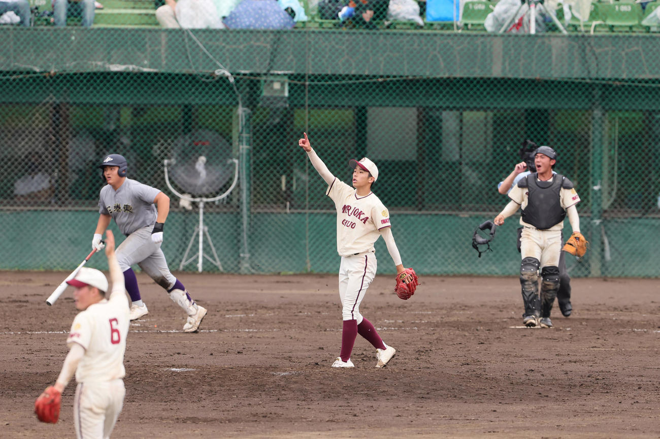 盛岡中央対花巻東　7回裏花巻東2死一塁、佐々木麟（左）を右飛に仕留めた斎藤（中央）（撮影・足立雅史）