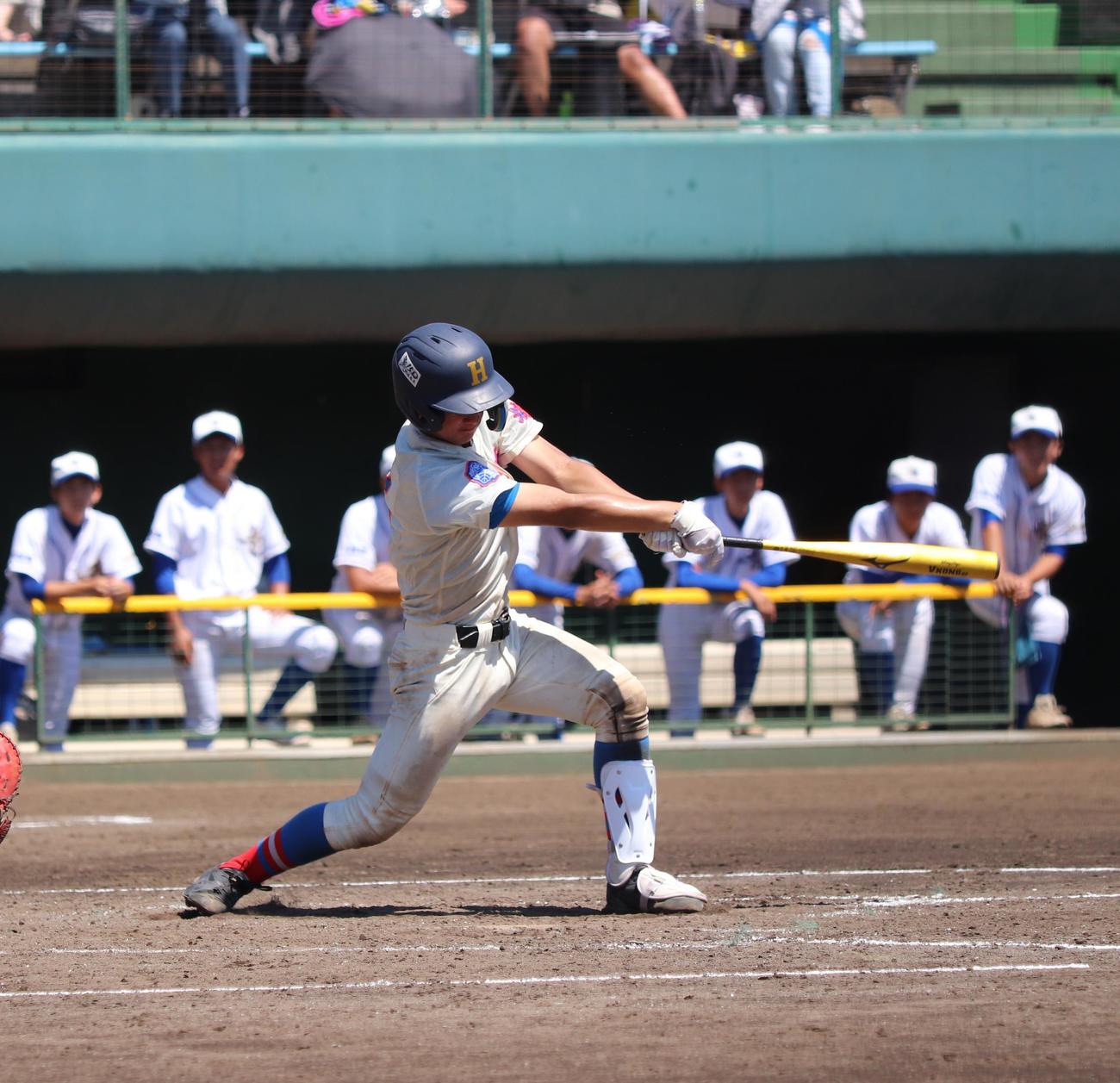 花咲徳栄対川越東　1回表花咲徳栄2死二塁、2点本塁打を放つ花咲徳栄・柴田（撮影・星夏穂）