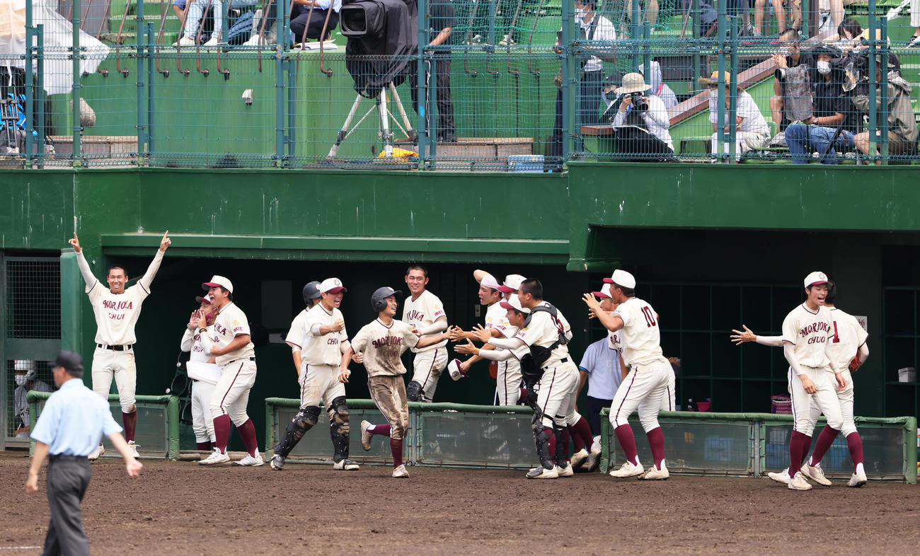 盛岡中央対花巻東　7回表盛岡中央1死二塁、三上の適時二塁打に沸くベンチ（撮影・足立雅史）