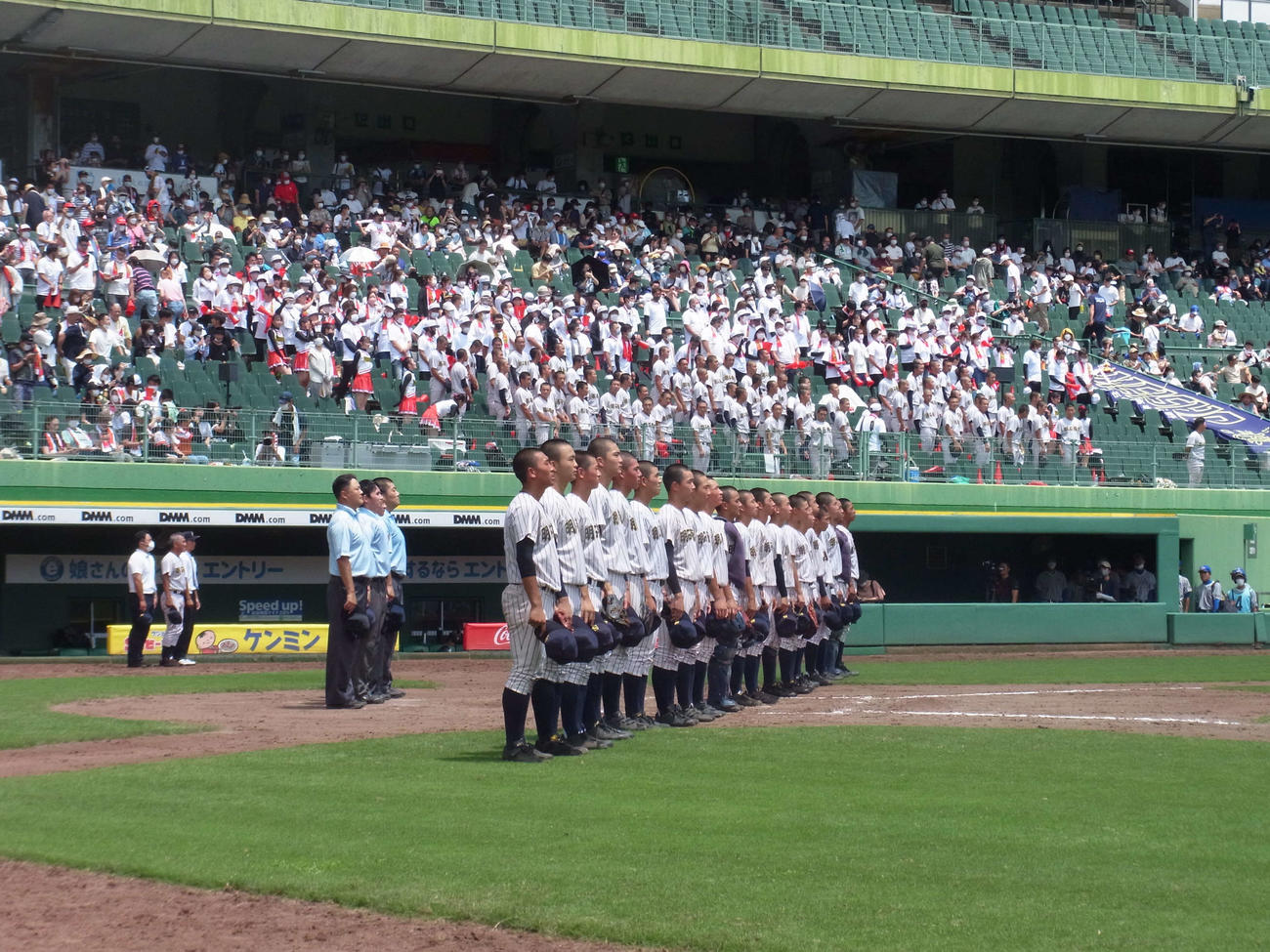 報徳学園を延長戦で破り、校歌を歌う明石商ナイン（撮影・堀まどか）
