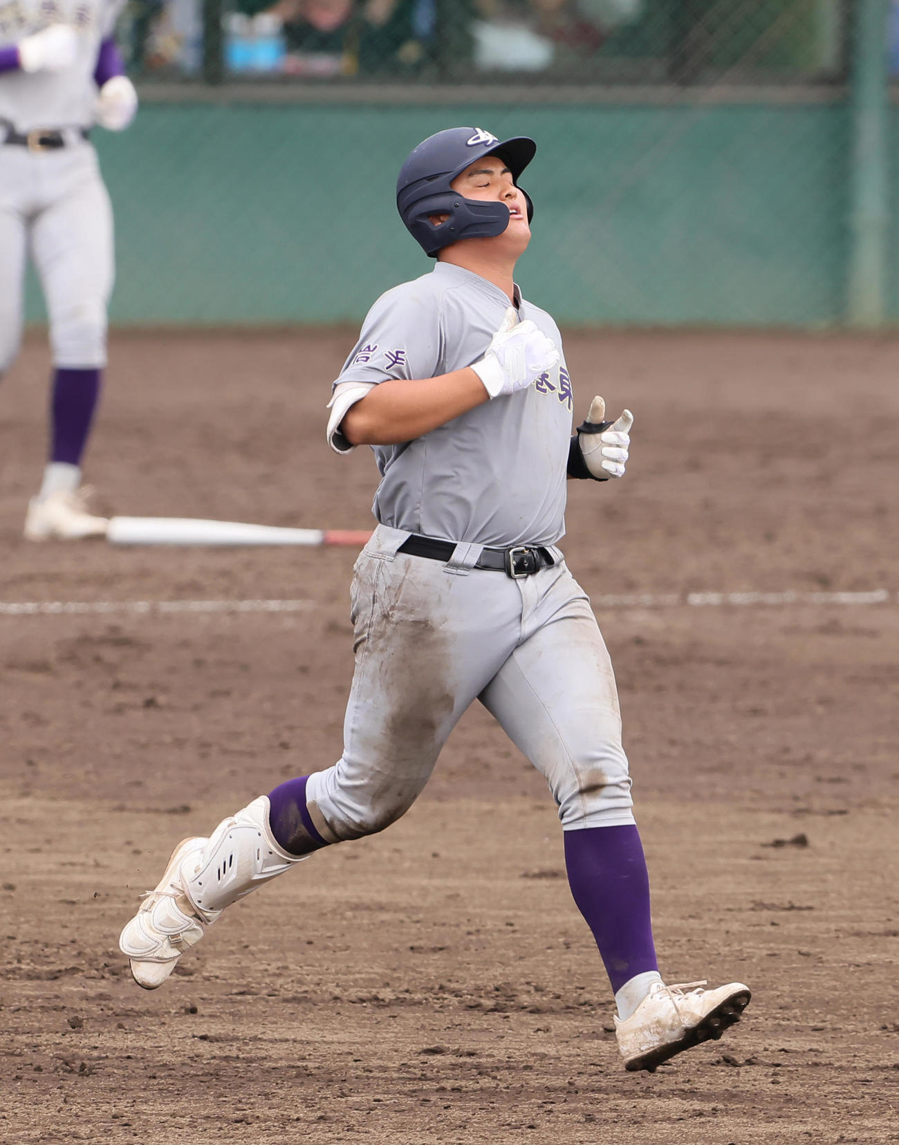 盛岡中央対花巻東　7回裏花巻東2死一塁、佐々木麟は右飛に倒れ悔しがる（撮影・足立雅史）