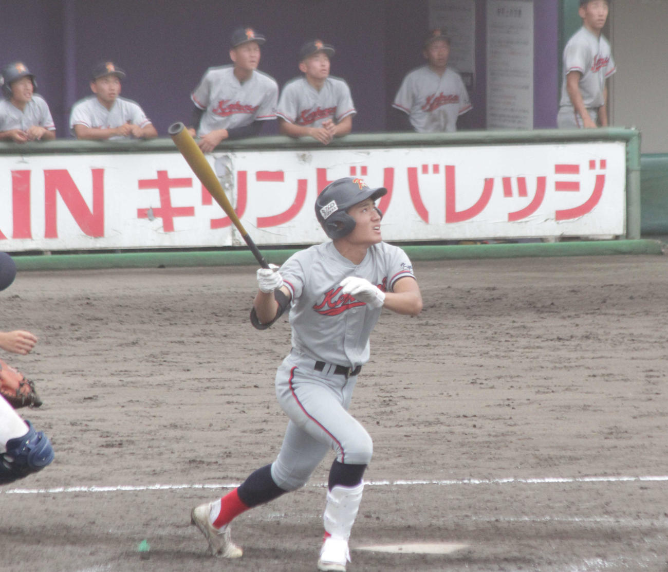 今秋ドラフト候補の京都国際・森下瑠大投手は打席で豪快なフォロースルーを披露し、本塁打など滞空時間が長い大飛球を連発した