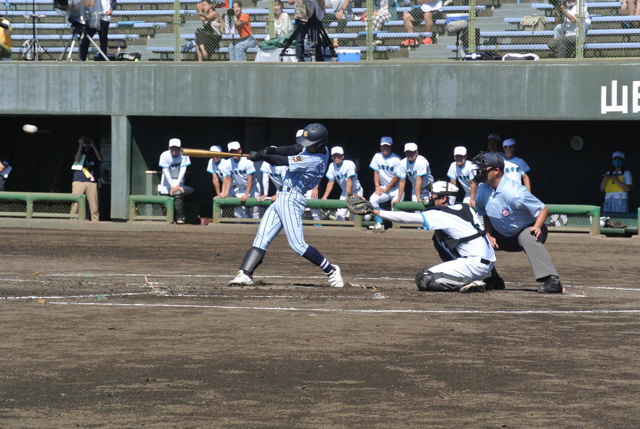 東海大甲府対山梨学院　3回、東海大甲府の乙黒颯斗内野手（3年）は右前ヒットを放つ