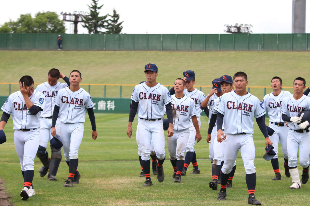 旭川大高対クラーク　試合に敗れ肩を落とすクラークの選手たち（撮影・山崎純一）
