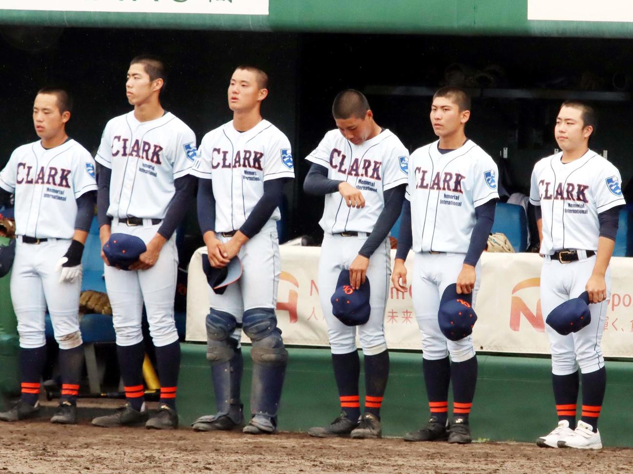 旭川大高対クラーク　準決勝で敗れ涙をぬぐうクラーク山中（右から3人目）。辻田（左から2人目）は、遠くをみつめる（撮影・永野高輔）