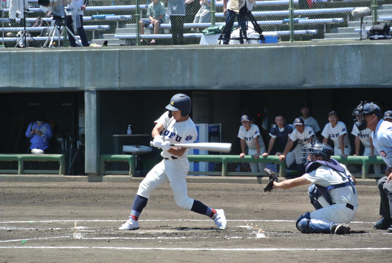 2回裏甲府工2死一、二塁、左前適時打を放つ天野憲信外野手（2年）