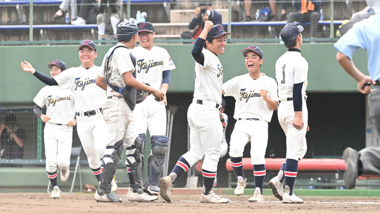 富士森対駒大高　試合に勝利し喜ぶ富士森の選手たち（撮影・滝沢徹郎）