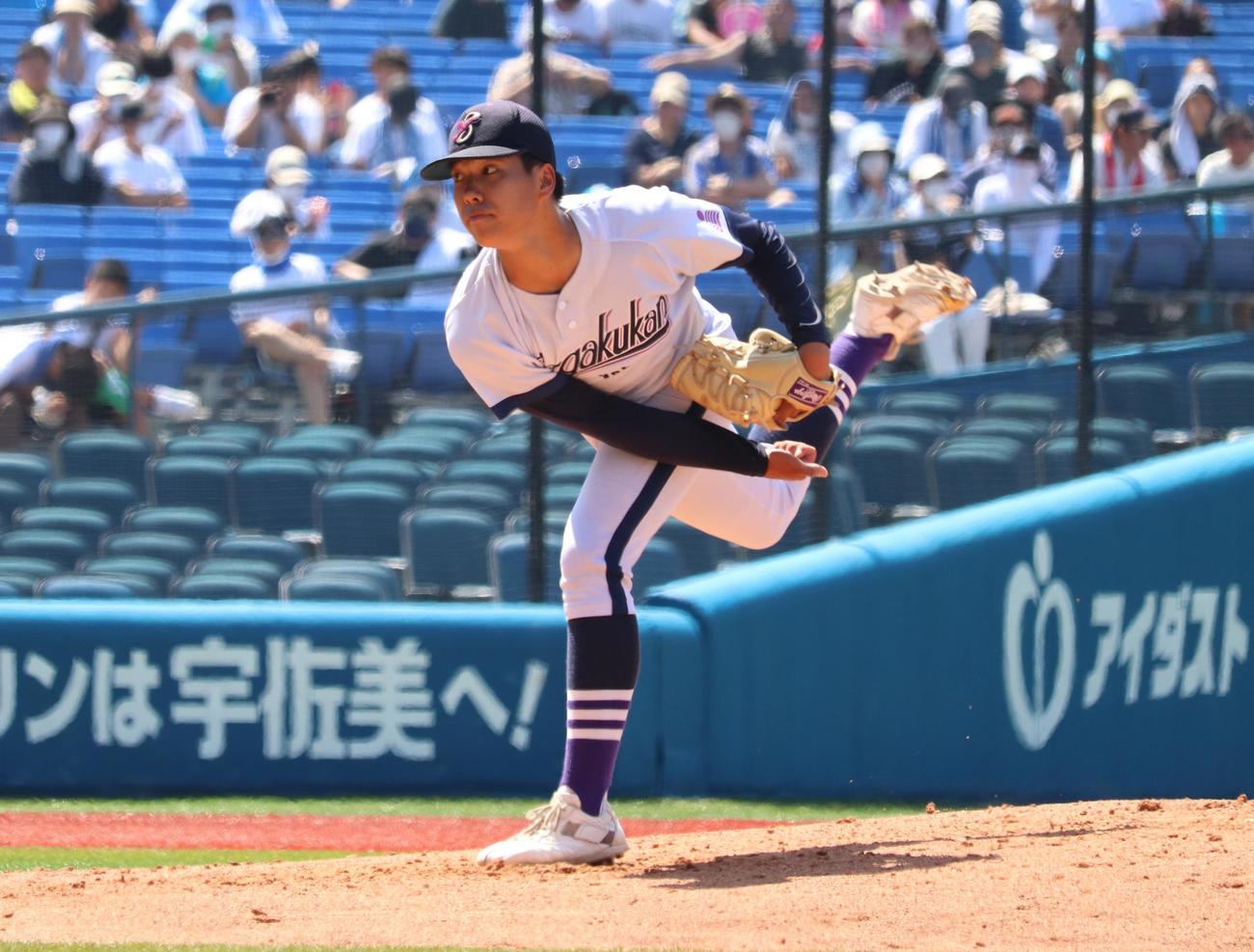 横浜創学館対三浦学苑　先発し力投する横浜創学館・遠藤（撮影・阿部泰斉）
