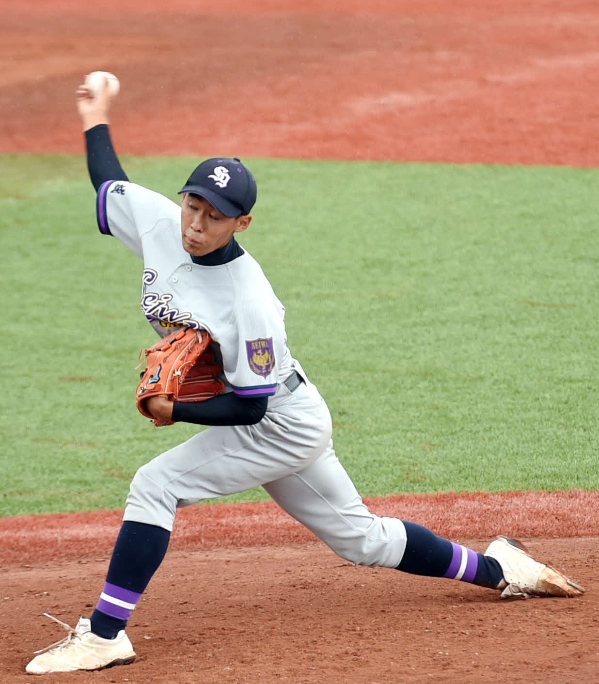 東北戦で力投する聖和学園・阿部航大（撮影・相沢孔志）