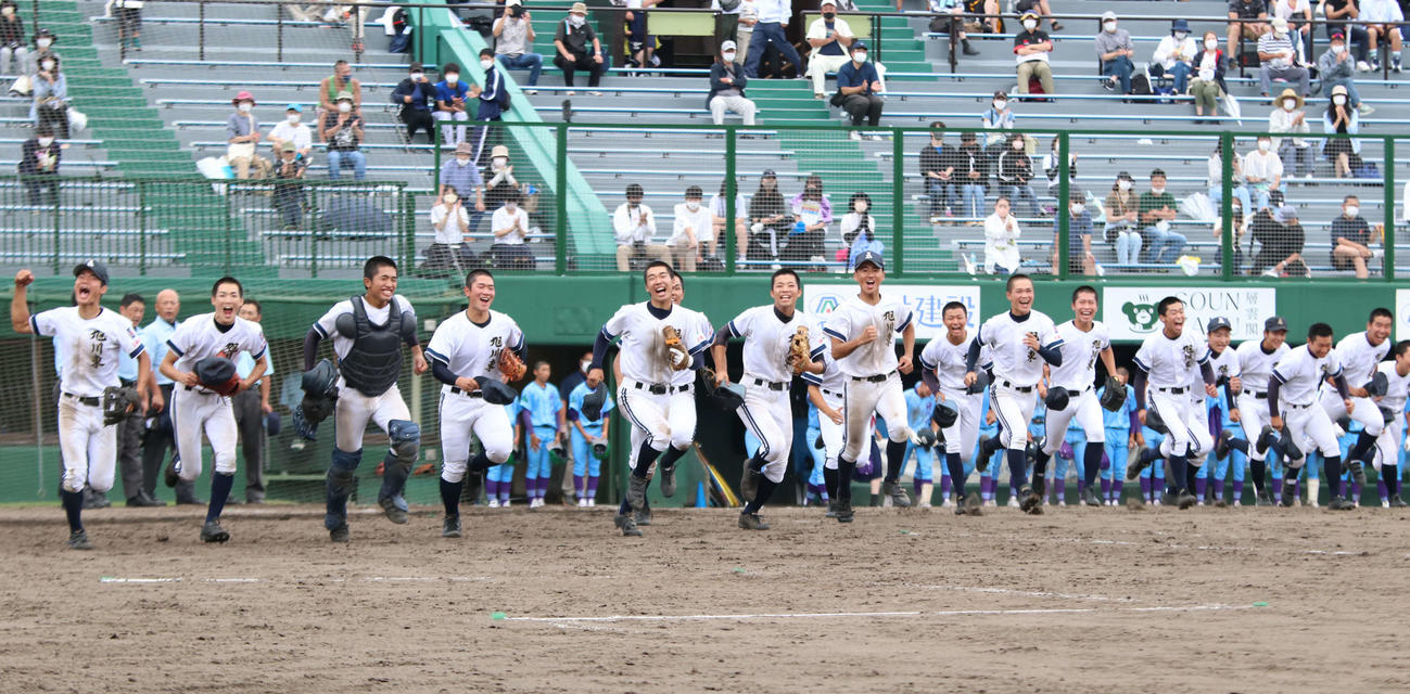 滝川西対旭川東　53年ぶりの決勝進出を決め、笑顔でスタンドへあいさつに向かう旭川東の選手たち（撮影・山崎純一）