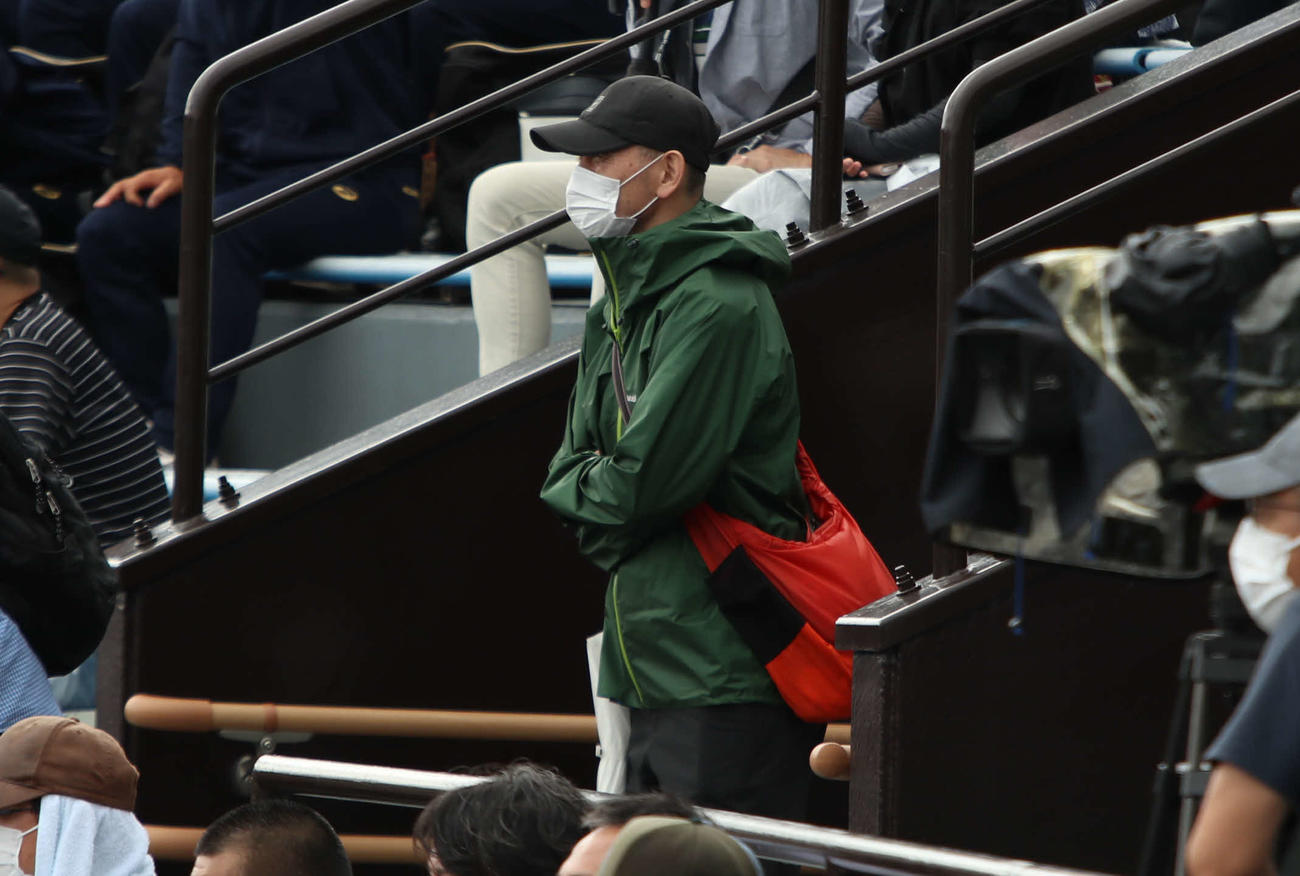 旭川東高の試合観戦に訪れた陸上女子やり投げ北口の父幸平さん（撮影・山崎純一）