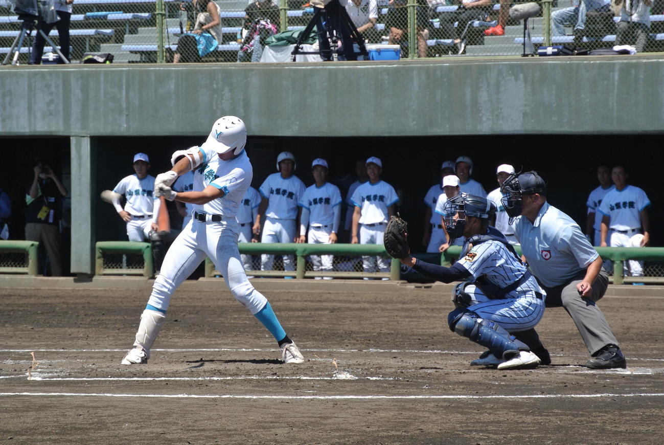 東海大甲府対山梨学院　6回裏2死一、二塁で岩田悠聖外野手（3年）は左翼越え2点二塁打を放つ