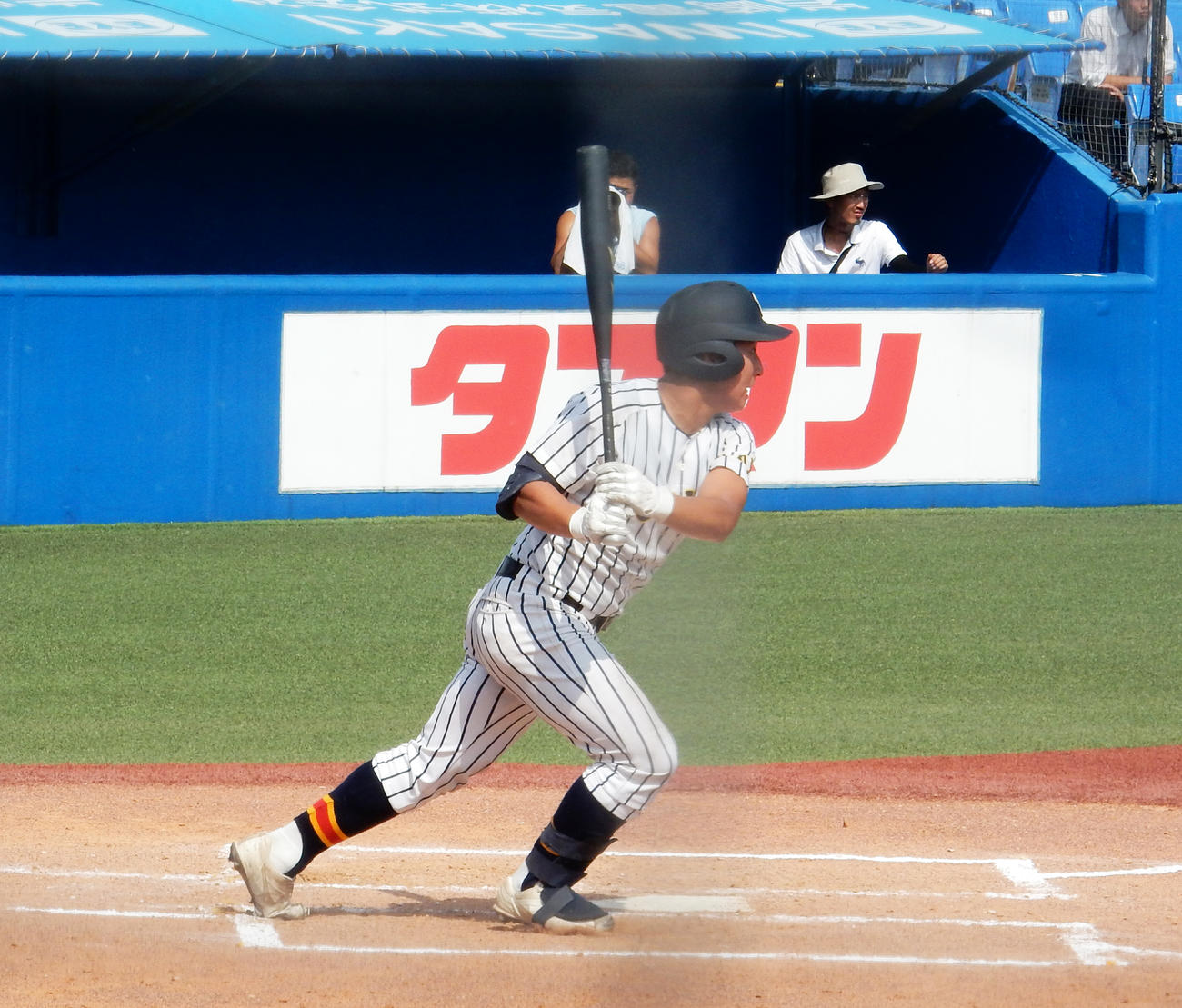 2回裏帝京2死二塁、小島慎也は中前打で3点目をたたき出した
