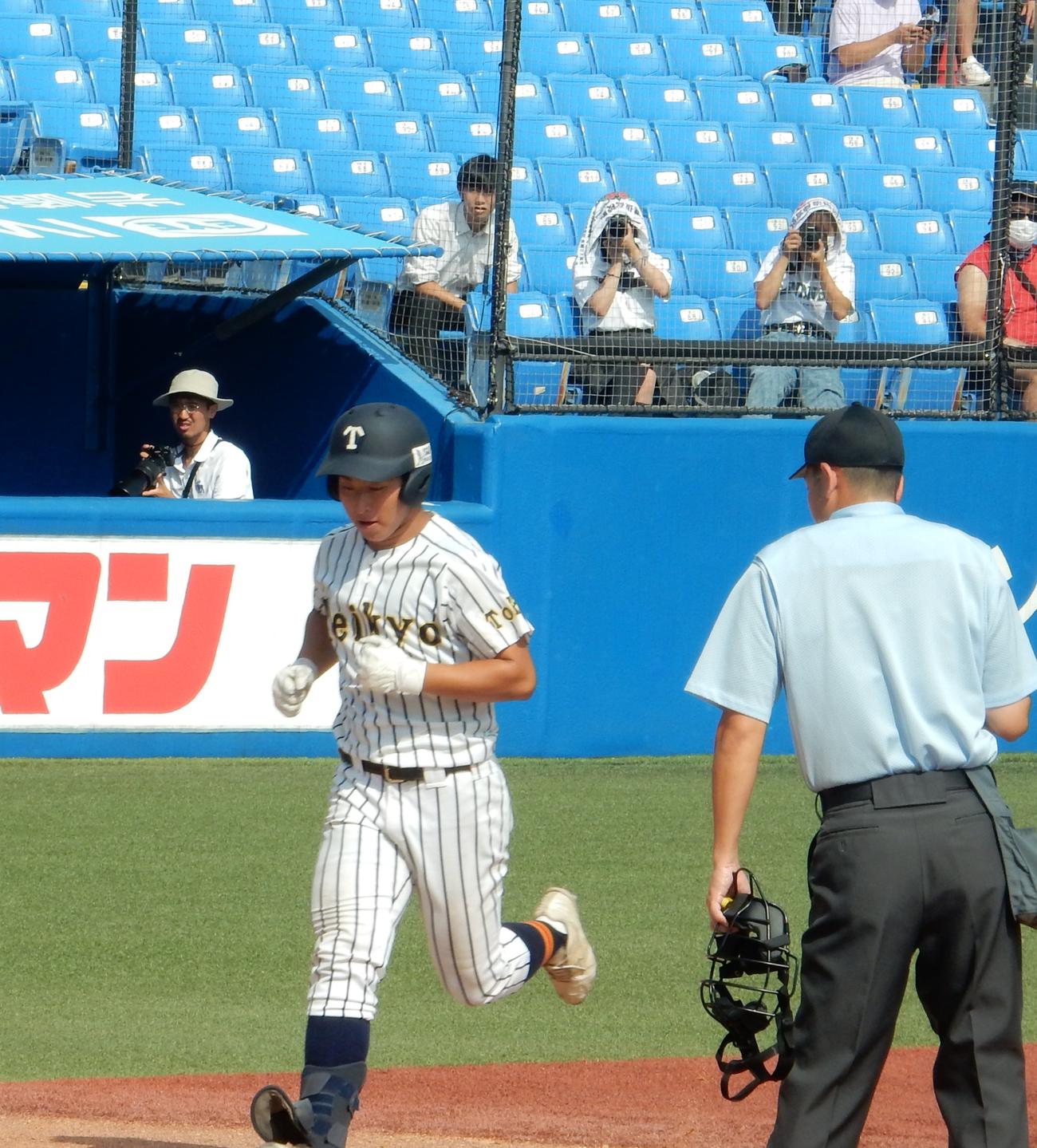 帝京1回裏、1番小島慎也三塁手は2試合連続の先頭打者本塁打を放ち、先制のホームイン　
