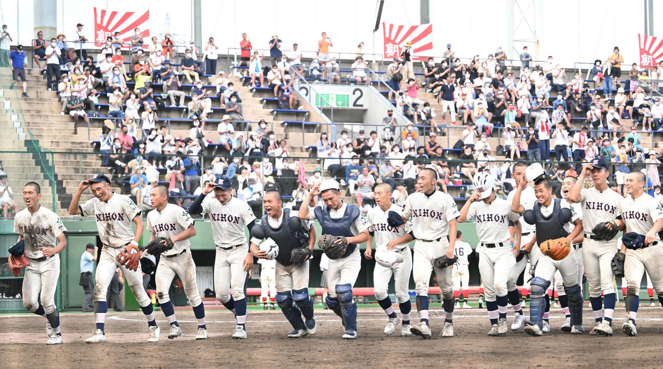 日大鶴ケ丘対昭和　試合に勝利し笑顔で引き揚げる日大鶴ケ丘の選手たち（撮影・滝沢徹郎）