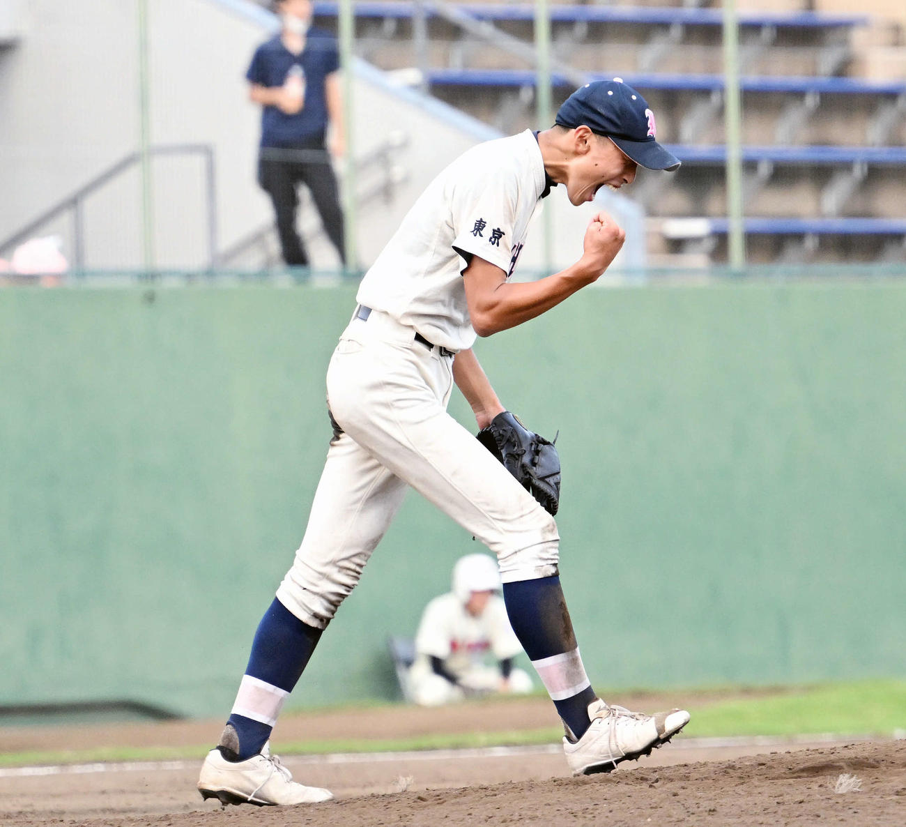 日大鶴ケ丘対昭和　完投勝利しガッツポーズする日大鶴ケ丘・比江島（撮影・滝沢徹郎）