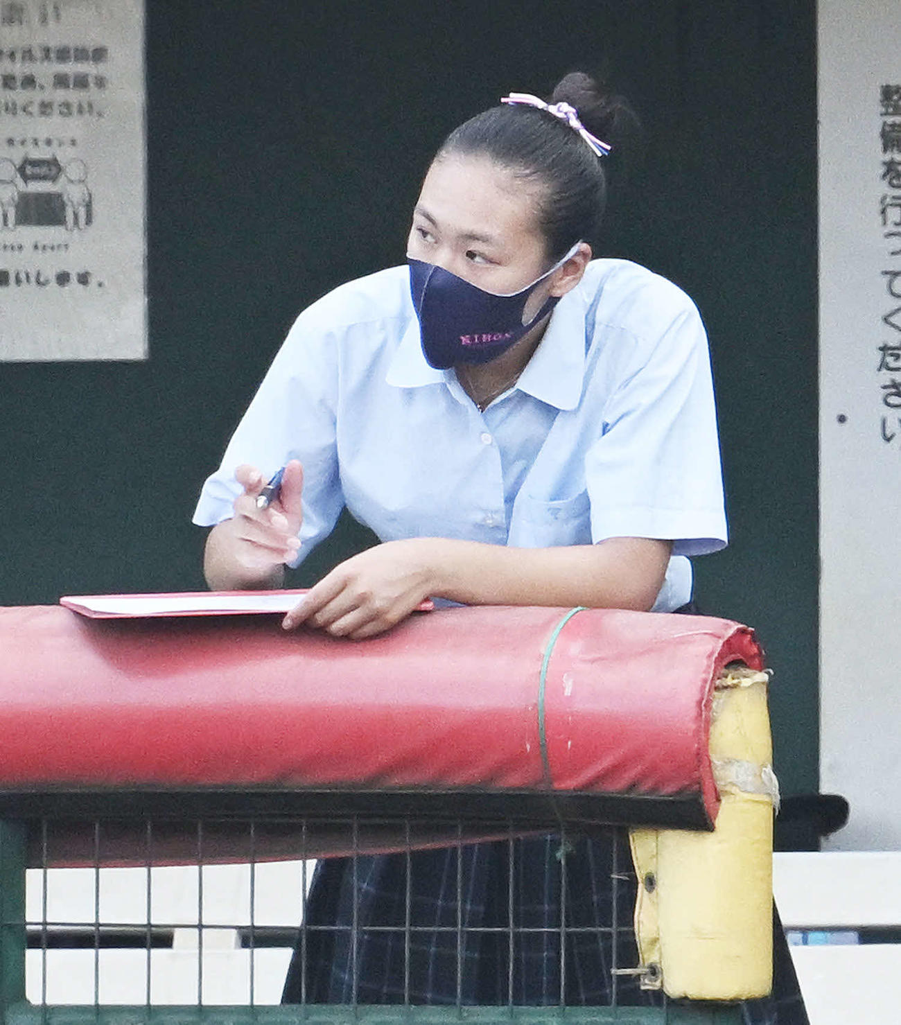 日大鶴ケ丘対昭和　戦況を見守る日大鶴ケ丘・石橋美穂マネジャー（撮影・滝沢徹郎）