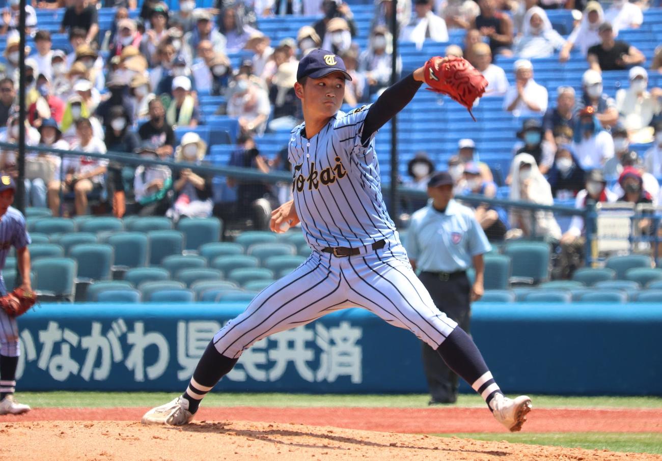 東海大相模対慶応　力投する東海大相模先発・庄司（撮影・阿部泰斉）