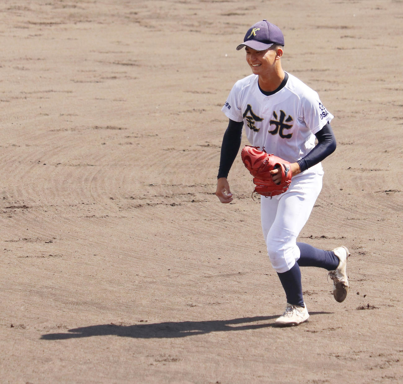 大阪学院大戦で完封勝利を挙げ笑顔をみせる金光大阪エース古川（撮影・竹本穂乃加）