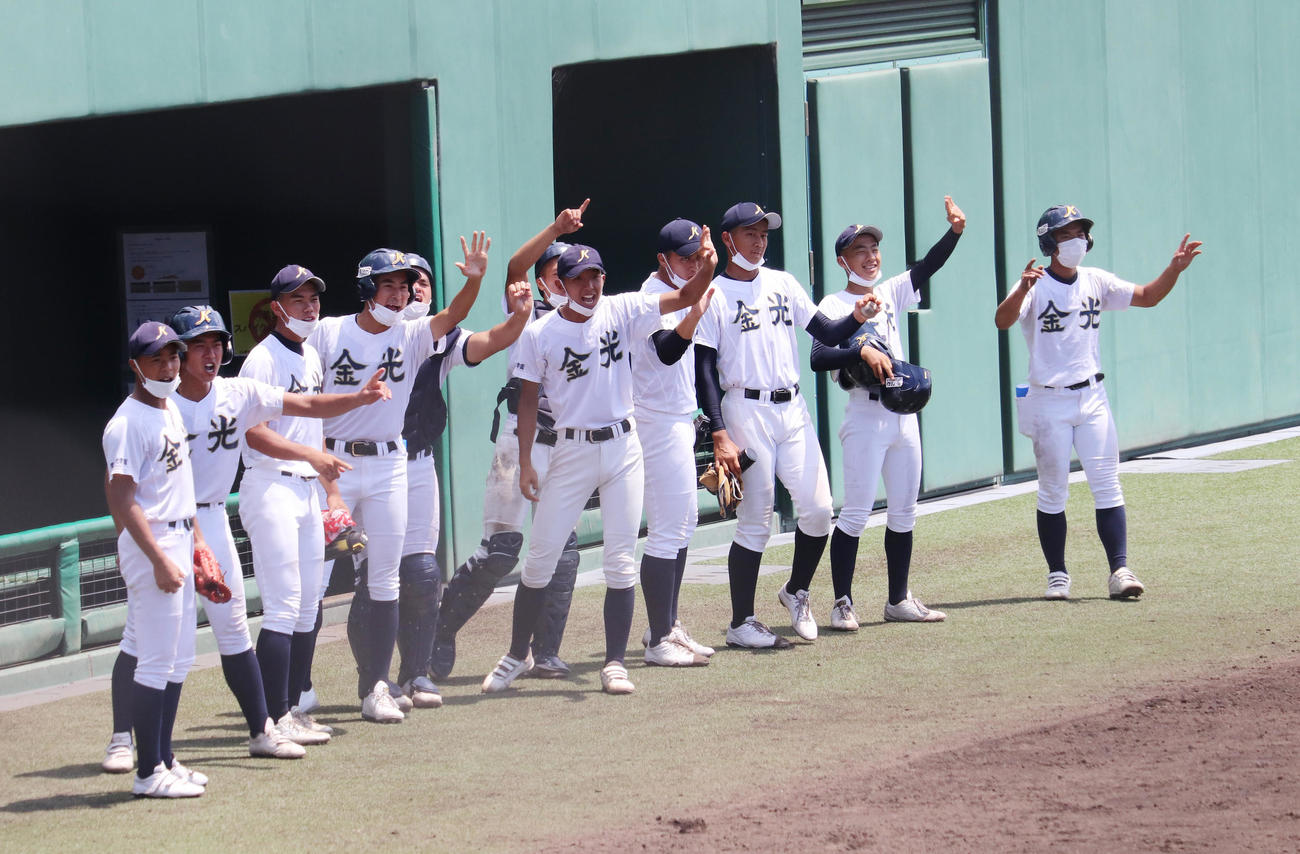 試合中、マウンドに向かって声をかける金光大阪ナイン（撮影・竹本穂乃加）